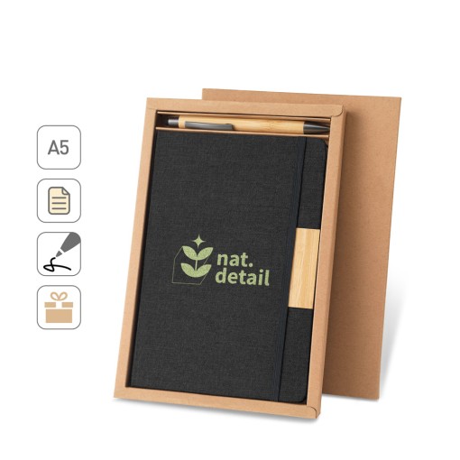 Conjunto composto por um caderno A5 de capa rígida e uma caneta esferográfica em bambu corporativo