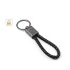 Chaveiro com fortmato retangular, com cordão entrelaçado em poliéster (21% reciclado) e 79% poliuretano com logotipo